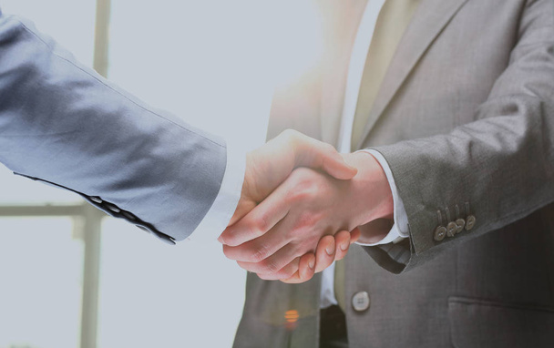 Üzleti kézfogás. Két üzletember kezet az irodában. - Fotó, kép