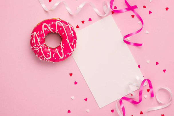 Donuts con glaseado sobre fondo rosa pastel con copyspace. Rosquilla dulce
 - Foto, Imagen
