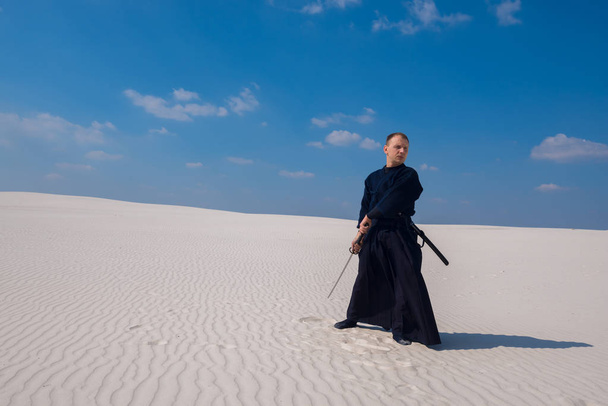 Confident man, with katana among sand dunes - Φωτογραφία, εικόνα