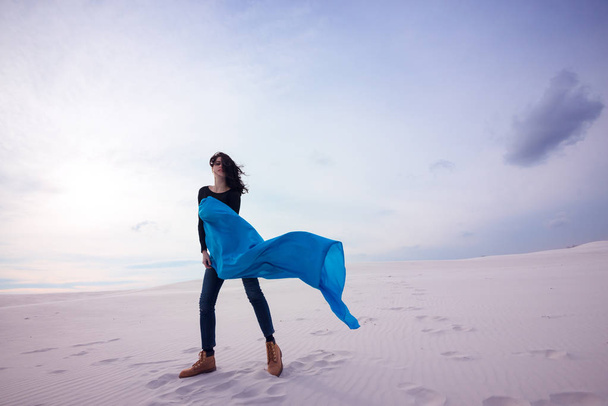 Expressive girl is posing in the desert - Fotografie, Obrázek