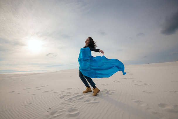Romantic expressive girl, with open arms in desert - Foto, afbeelding