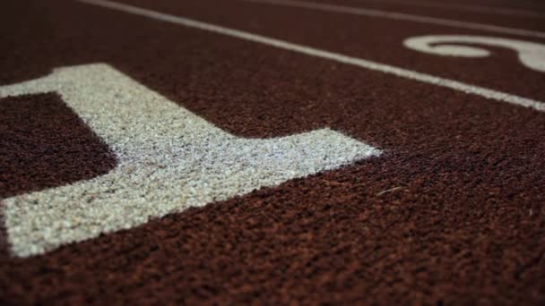 muñeca lenta de un número 1 en una pista de atletismo
 - Metraje, vídeo