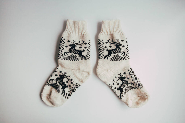 Στοίβα χειροποίητο ζεστές κάλτσες πλεκτό φουλάρια γάντια από τραχύ μαλλί νήματα καφέ μπεζ γκρι. Κοντινό πλάνο. Φθινόπωρο Χειμώνας μόδα οικολογικών Kinfolk στυλ. Φυσικά υλικά - Φωτογραφία, εικόνα