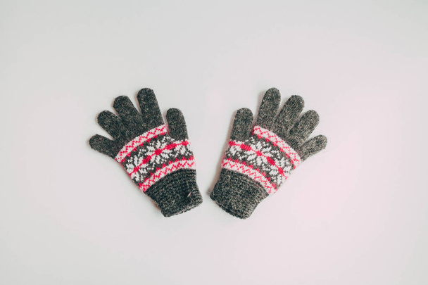 Boglya-ból merített meleg kötött zokni sálak ujjatlan durva gyapjú fonal, barna, bézs szürke. Közelről. Őszi-téli divat Eco Kinfolk stílus. Természetes anyagok - Fotó, kép