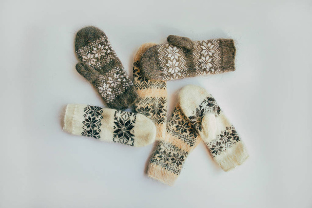Stapel handgemaakte warme gebreide sokken sjaals, wanten van ruwe wol garen bruin Beige grijs. Close-up. Herfst winter Eco mode Kinfolk stijl. Natuurlijke materialen - Foto, afbeelding