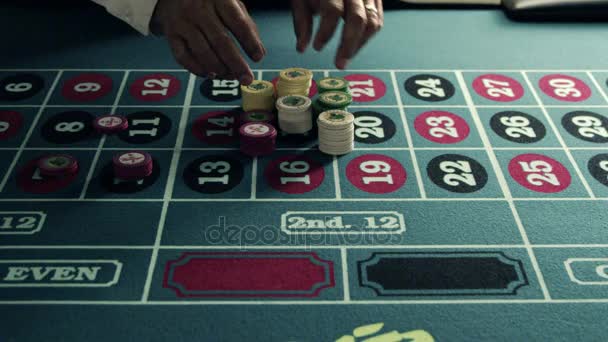 Stacking chips su un tavolo da roulette
 - Filmati, video