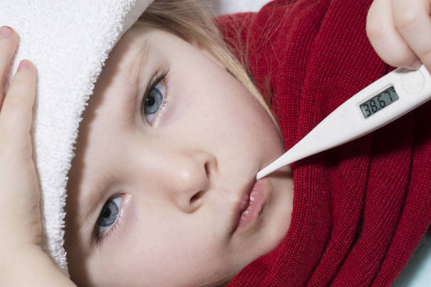 krankes Mädchen liegt mit Thermometer im Mund im Bett - Foto, Bild