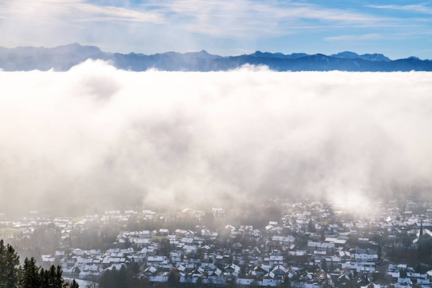 Peissenberg, Alemania, bajo una gruesa capa de niebla. Vista desde la montaña
 - Foto, imagen