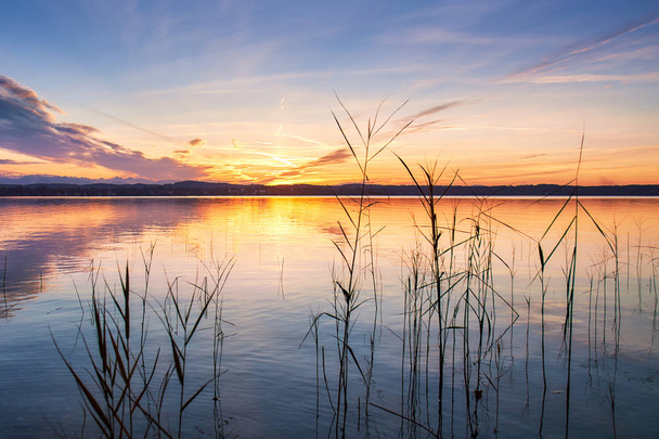 Beau coucher de soleil au lac Starnberg en Bavière, Allemagne
 - Photo, image
