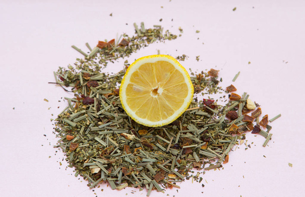 herbal tea and lemon on a light background - Foto, afbeelding