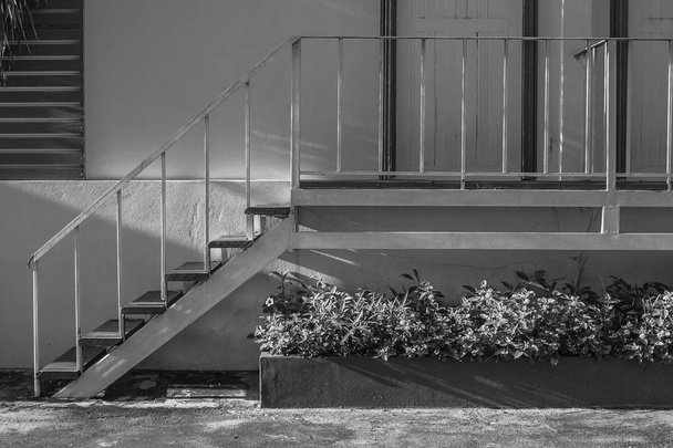 Soyut siyah beyaz resim yan bakış beyaz küçük merdiveni kapıya gidiyor. - Fotoğraf, Görsel