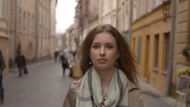 business woman goes along street - Filmmaterial, Video