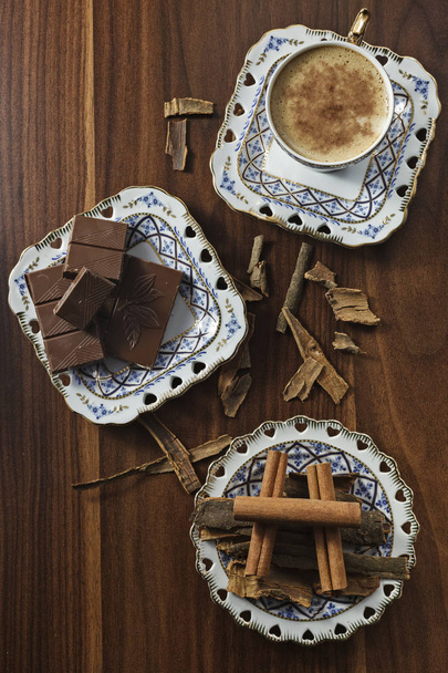 Masanın üzerine çikolata ile sıcak cappuccino - Fotoğraf, Görsel