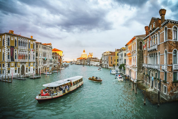 Vista desde el Ponte dell 'Accademia sobre el gran canal en Venecia
  - Foto, Imagen