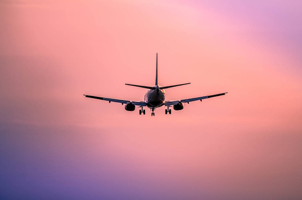 Flugzeug landet bei Sonnenuntergang - Foto, Bild