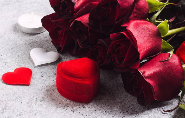 Valentines day marry me wedding engagement ring box with red rose - Foto, Imagem