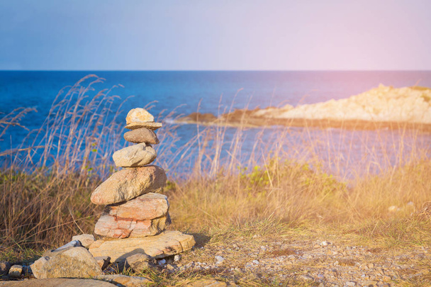 pilha de pedra no litoral oceano azul, fundo abstrato natural
 - Foto, Imagem