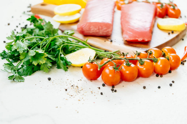 Rauwe tonijn filet vlees - Foto, afbeelding