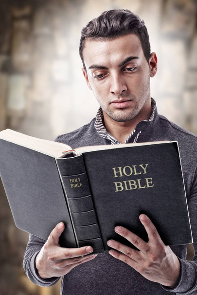 Okuma ve kutsal İncil tutan - Fotoğraf, Görsel