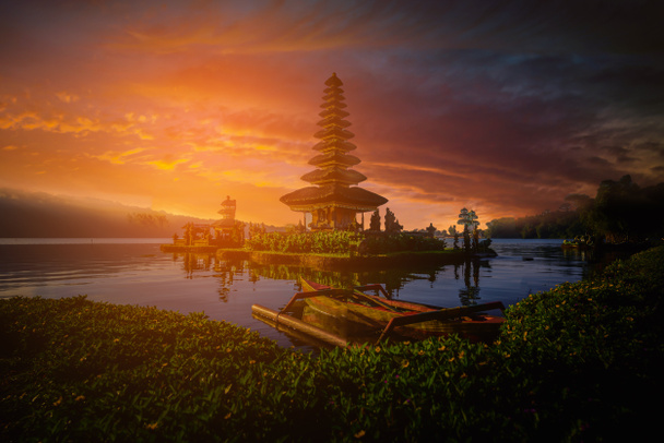 Pura Ulun Danu Bratan, hinduskiej świątyni z łodzi na krajobraz jeziora Bratan o zachodzie słońca w Bali, Indonezja. - Zdjęcie, obraz