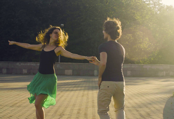 Mladý pár tančící na náměstí - Fotografie, Obrázek