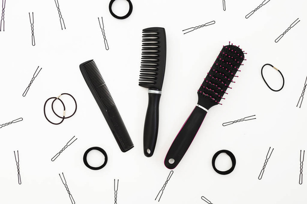 Composição de beleza com ferramentas para cabeleireiro no fundo branco. Deitado plano, vista superior
 - Foto, Imagem