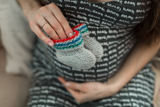 pregnant girl holding booties - Foto, imagen