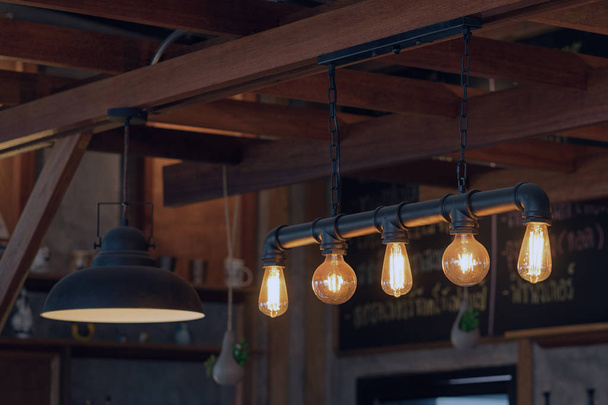 Luxe belle décoration de lampe rétro dans le café, couleur vintage
. - Photo, image