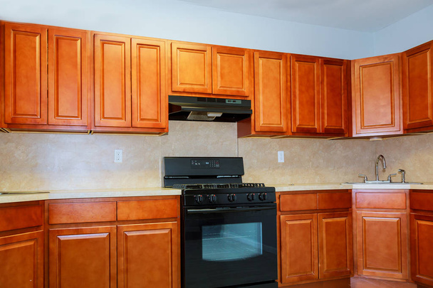 Установка кухни. Специальные кухонные шкафы на различных этапах монтажа базы
 - Фото, изображение