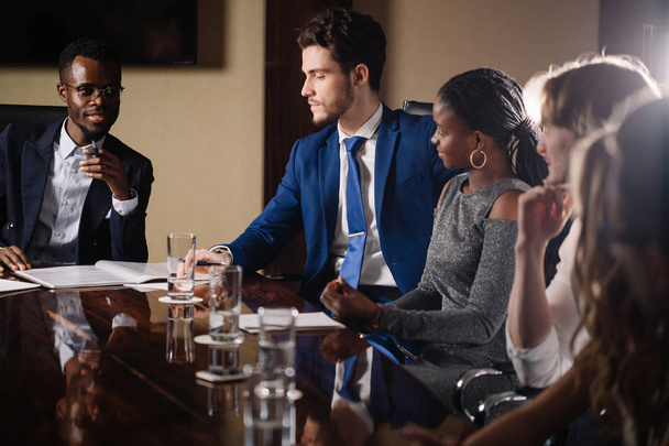 μαύρο αρσενικό αφεντικό μιλάμε για επιχειρηματική ομάδα στην αίθουσα συνεδριάσεων - Φωτογραφία, εικόνα