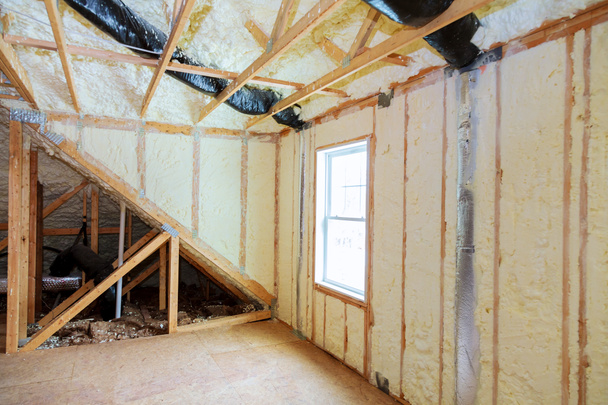 Izolacja poddasza attick częściowo na białym tle izolację termiczną ścian w nowym domu - Zdjęcie, obraz