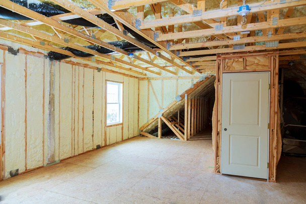 Izolacja termiczna w nowych domów prefabrykowanych z drewna i wełna mineralna. - Zdjęcie, obraz