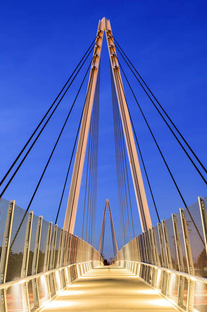 Велосипедно-пешеходный мост Дона Бернетта (он же велосипедный пешеходный мост Мэри-авеню) в ясный зимний вечер. Купертино, округ Санта-Клара, Калифорния, США
. - Фото, изображение