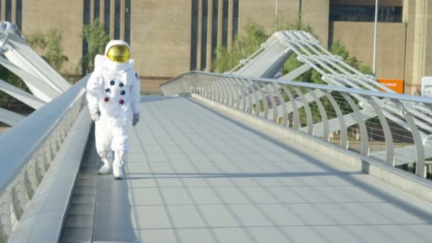4K Astronautti palasi maan päälle, tutustuen Lontoon kaupunkiin
 - Materiaali, video