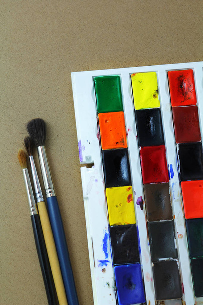 Χρησιμοποιούνται χρώματα watercolor και τρεις βούρτσες, επίπεδη lay, κορυφαία προβολή - Φωτογραφία, εικόνα