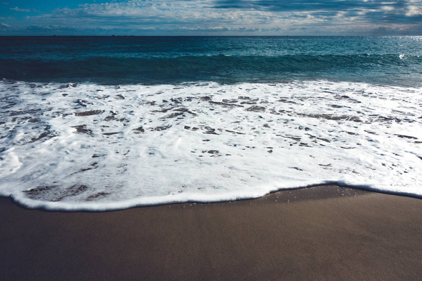 Пейзаж пляжа и моря с голубым небом
 - Фото, изображение