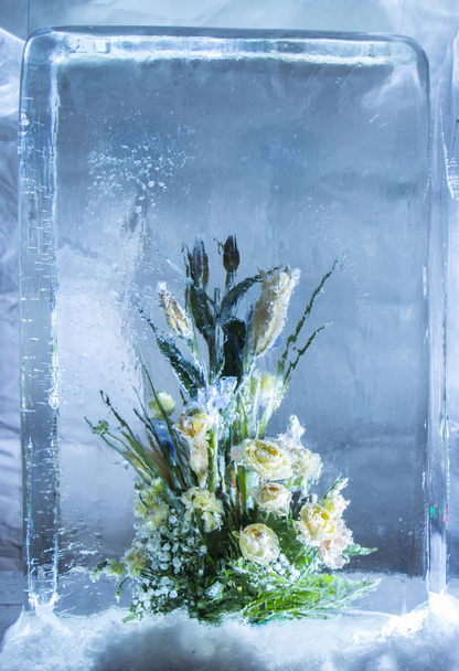 Sculpture sur glace de fleurs dans un bloc de glace gelé
 - Photo, image