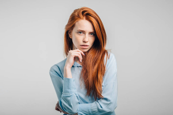 redhead girl with healthy freckled skin looking at camera - Foto, afbeelding