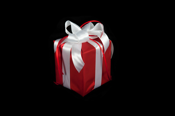 piros ajándék doboz, fekete - Fotó, kép
