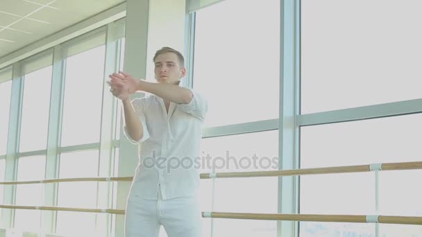 Το στυλ του δρόμου χορευτής κάνει κινήσεις των χεριών, κοντά στο μεγάλο παράθυρο - Πλάνα, βίντεο