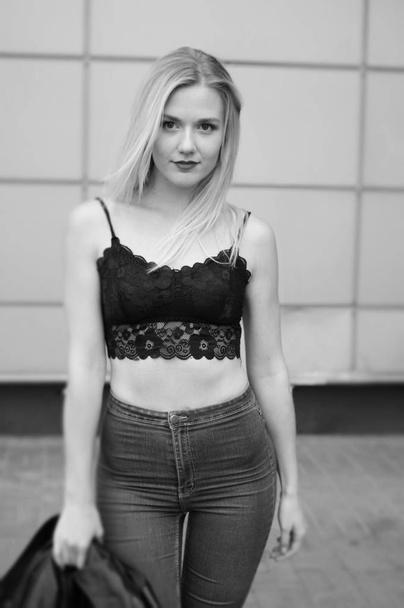 Pretty girl posing in blue jeans and black crop top - Valokuva, kuva