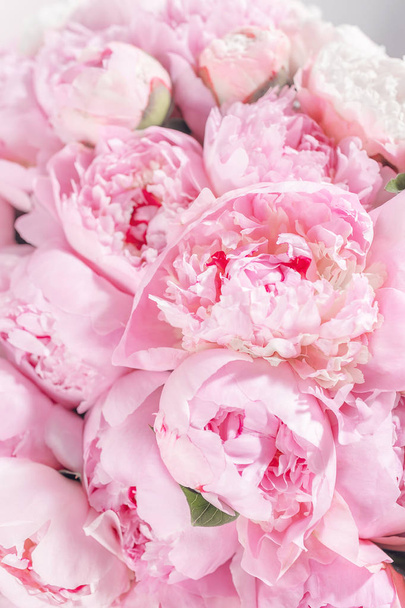 Elegant boeket van pioenrozen van roze kleur veel close-up. Mooie bloem voor elke vakantie. Veel mooie en romantische bloemen in floral winkel. - Foto, afbeelding