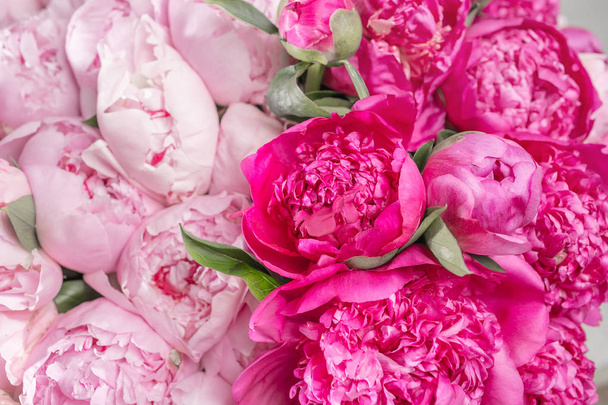 Элегантный букет много пионов розового цвета крупным планом. Красивый цветок для любого праздника. Много красивых и романтичных цветов в цветочном магазине
. - Фото, изображение