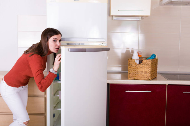 Красива молода жінка прибирає свою квартиру на кухні
 - Фото, зображення