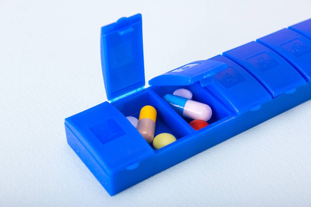 Scatole per pillole nei giorni della settimana o l'ordine di dosaggio
 - Foto, immagini