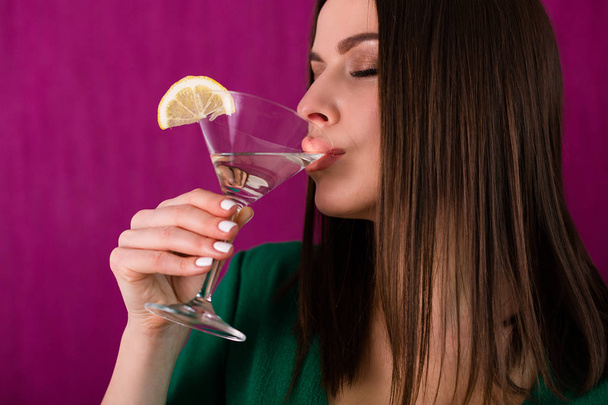 Onnellinen nainen juo cocktailia juhlissa
 - Valokuva, kuva