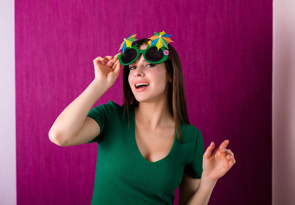 Woman wearing party glasses celebrates St. Patrick's Day - Foto, Bild
