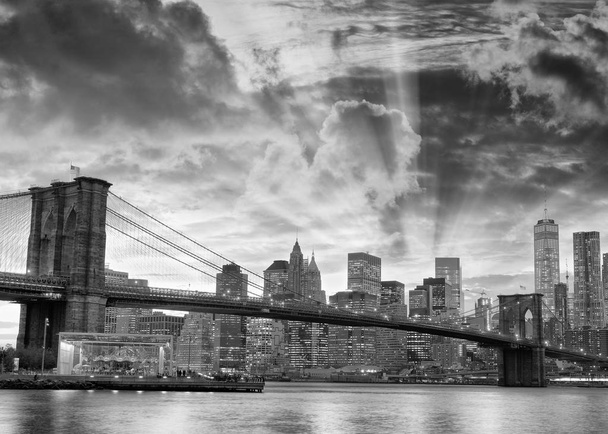 Μαύρο και άσπρο θέα γέφυρα του Μπρούκλιν και κέντρο του Μανχάταν στο ηλιοβασίλεμα. - Φωτογραφία, εικόνα