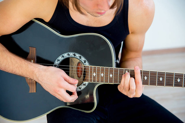 Man playing guitar - Foto, immagini