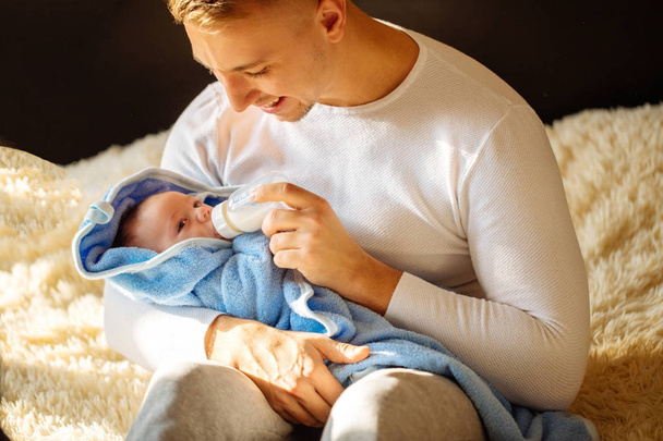 Father Feeding Newborn Baby At Home - Foto, Imagem